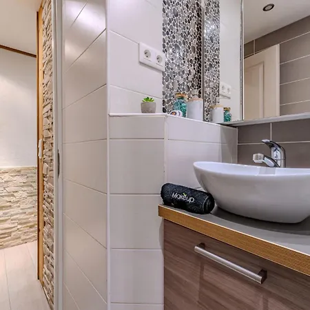 Spacious Ski-in Out With Mountain Views Apartamento Val Thorens